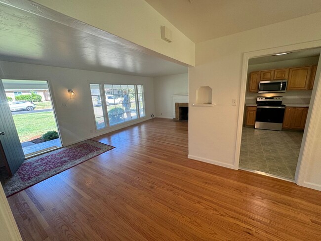 Building Photo - 2 bedroom | 1 bathroom | Single family Ard...