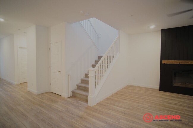 Building Photo - Luxurious 5 bedroom located in Gossamer Grove!