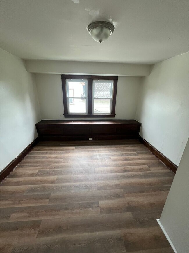 Building Photo - Charming 4-Bedroom Single-Family Home in C...