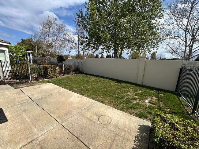 Building Photo - 460 Winesap Dr