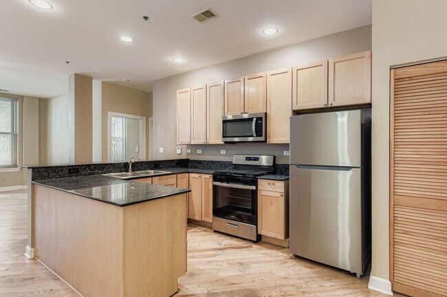 Building Photo - Beautiful 2BD/2BTH Apartment on Lawrence  FOR RENT!