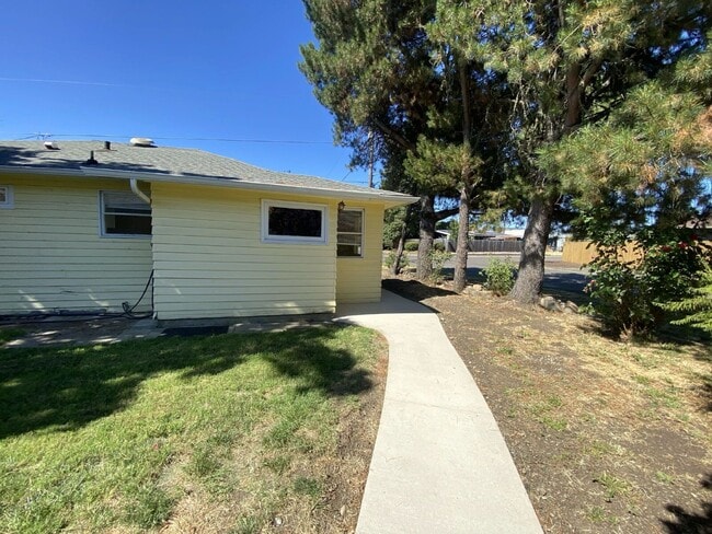 Building Photo - 710 W Broccoli St