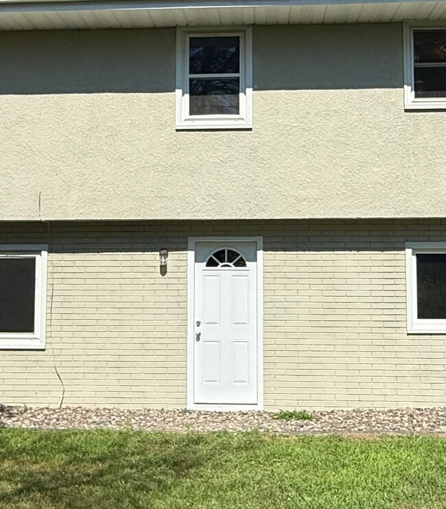 Building Photo - Remodeled 5BR/2BA Walkout Rambler Near Fish Lake Available Now! Lawn care Included!