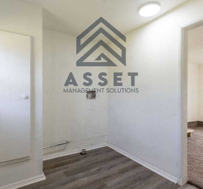 Building Photo - 3-Bedroom Available!