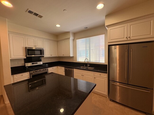Building Photo - 3 Bed, 4 Bath in Eastvale!