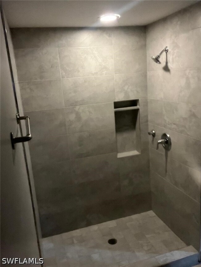 Building Photo - 742 Center Lake St