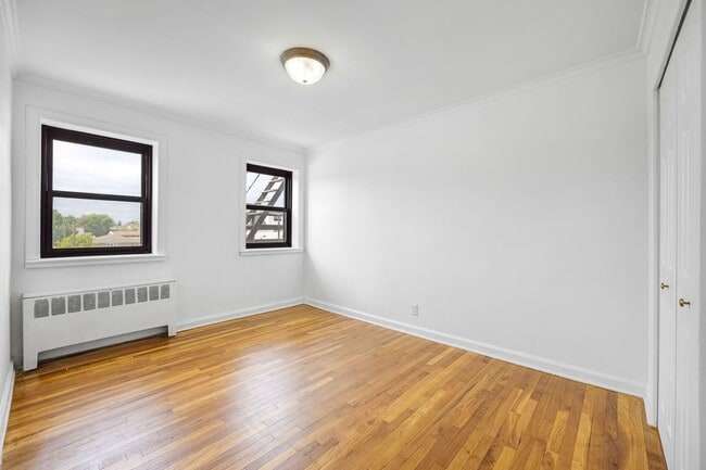 Building Photo - 2335 Hudson Terrace