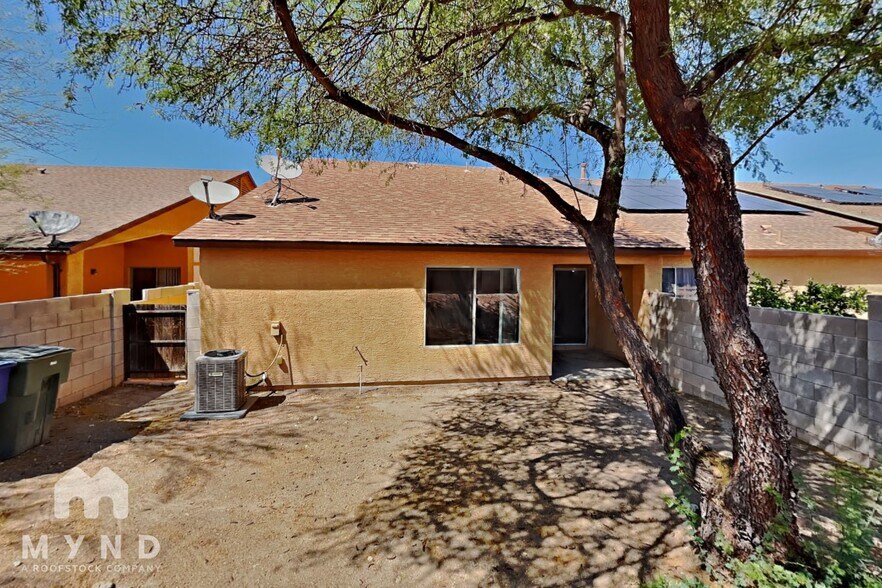 Building Photo - 2018 E Calle Arroyo Lindo