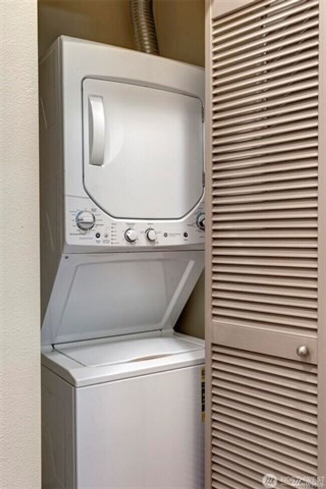 Building Photo - 2bd/1.75ba Kirkland Condo