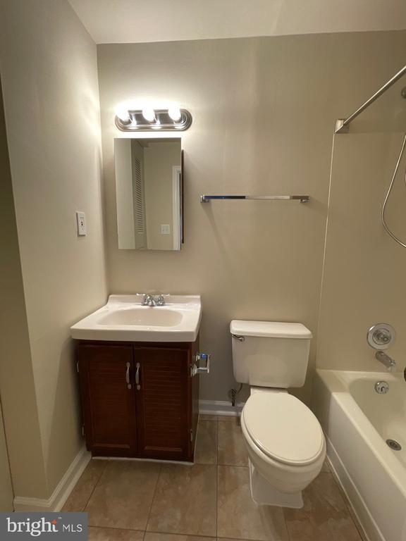 Building Photo - 5863 Rowanberry Dr