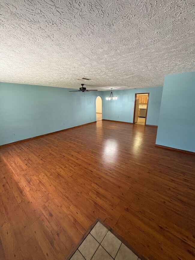 Building Photo - 2/2 home with fenced backyard in Ft Pierce