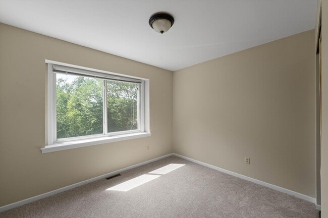 Building Photo - 304 Pondridge Cir