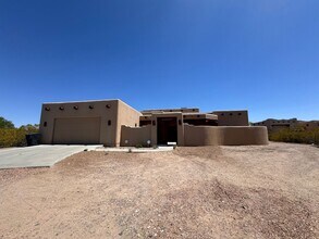 Building Photo - Gorgeous Fully Furnished rental on 1 acre,...