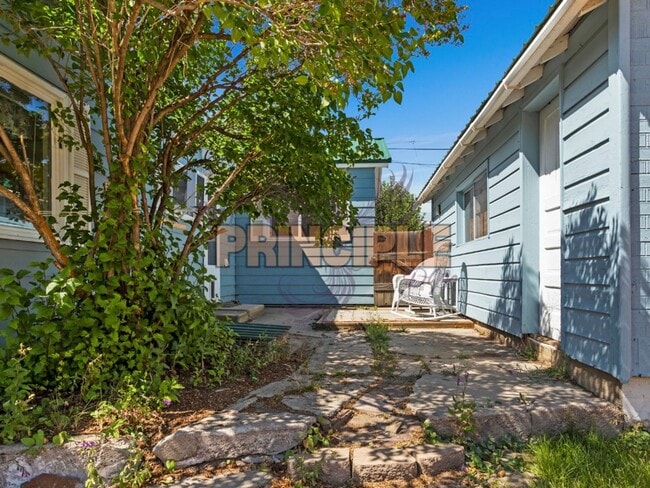 Building Photo - Charming Bungalow Downtown