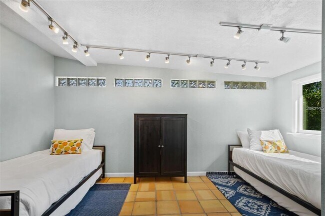 Building Photo - 2014 8th Terrace SE