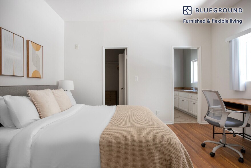 Building Photo - 467 S Arnaz Dr