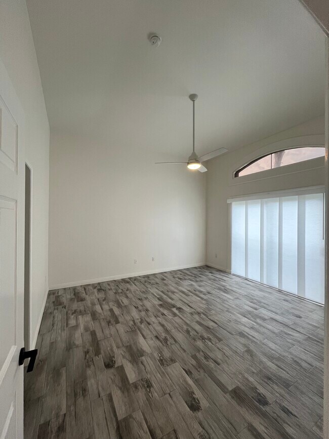 Building Photo - 5260 Premiere Hls Dr