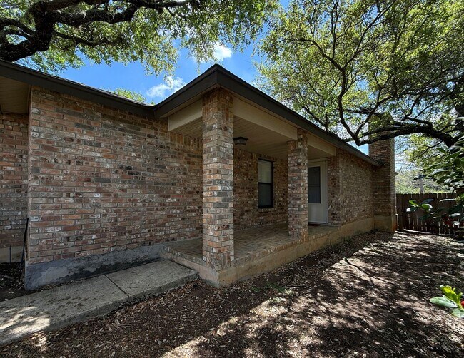 Building Photo - Beautiful 3/2 Available for Immediate Move In!