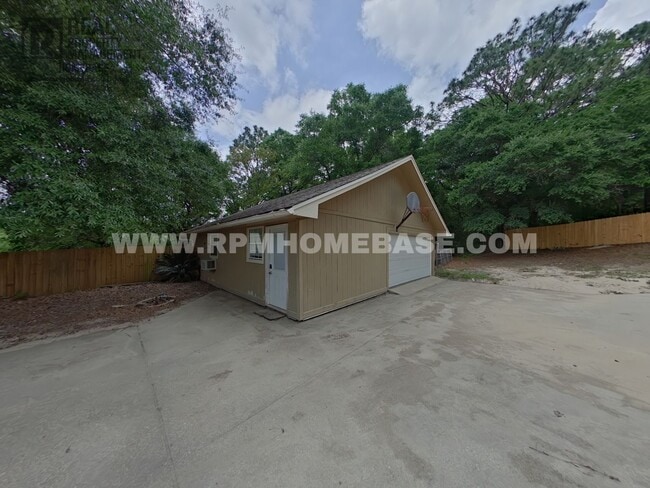 Building Photo - Spacious Private Retreat on 2.34 Acres wit...