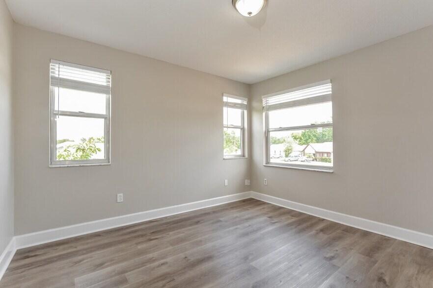 Building Photo - 930 Maple Forest Dr