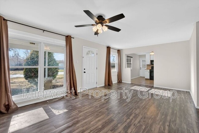 Building Photo - 36 Jamestown Dr