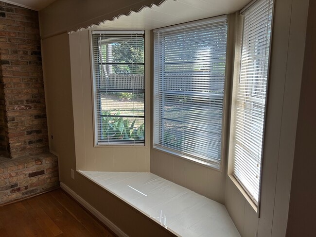 Building Photo - 1702 Maux Dr