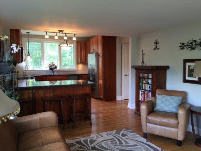 Building Photo - 634 E 5th Ave