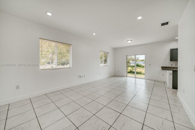 Building Photo - 14708 NE 7th Ave