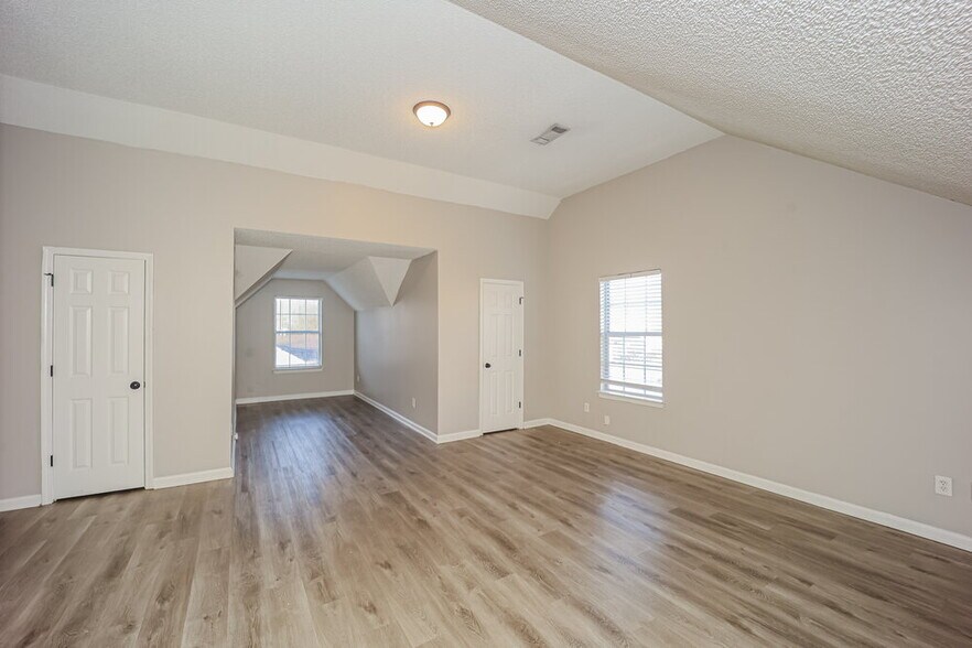 Building Photo - 1103 Village Oaks