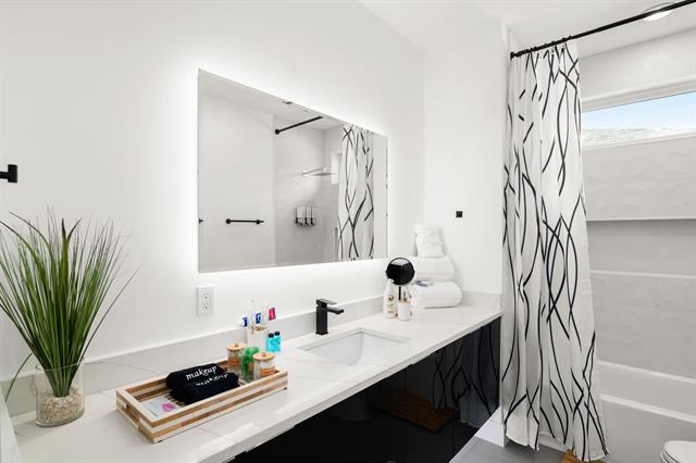 Building Photo - 4811 Cowan Ave