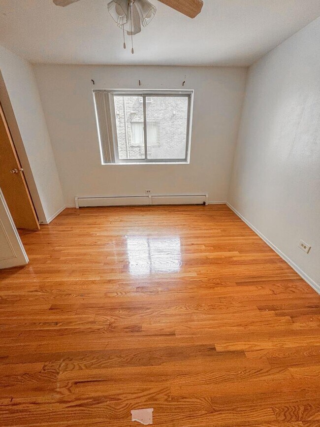 Building Photo - 6250 N Kenmore Ave