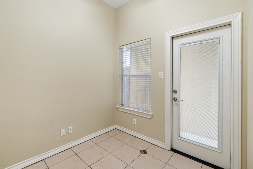 Building Photo - 722 Wellington Ave