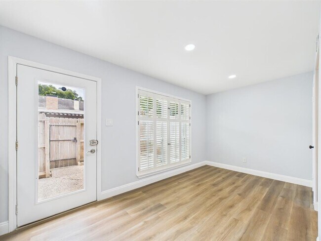 Building Photo - 10380 Briar Forest Dr