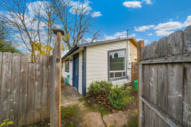 Building Photo - 6830 SE 50th Ave