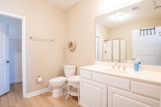 Building Photo - CALLING ALL GOLF ENTHUSIASTS!!! PERFECT OFF-SEASON RENTAL AWAITS YOU.