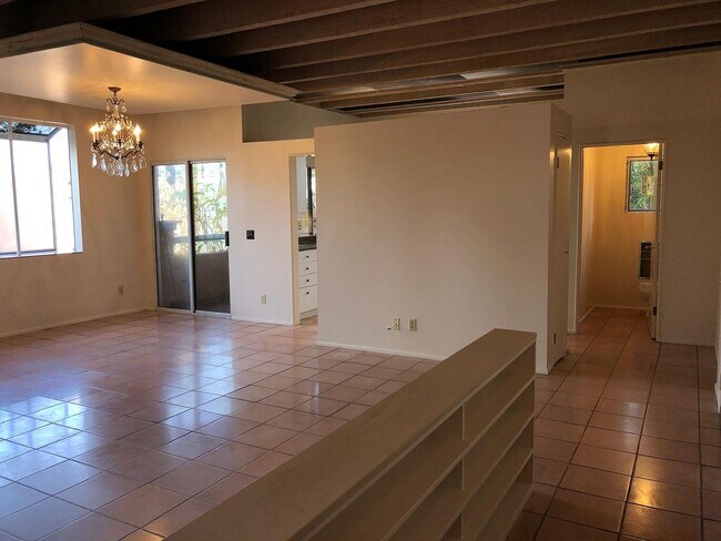 Building Photo - 610 Venezia Ave