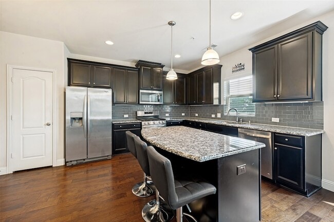 Building Photo - 572 Waterloo Dr