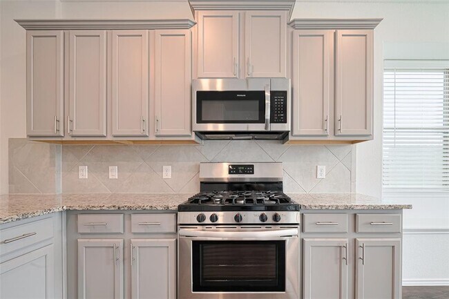 Building Photo - 18414 Hilltop Climb Dr