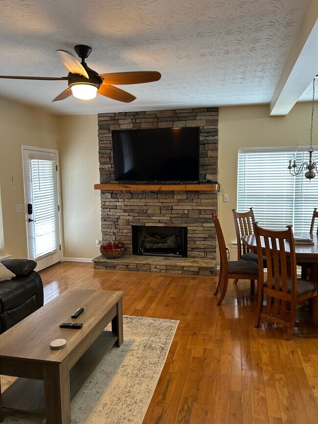 Building Photo - 2615 Rolling River Dr