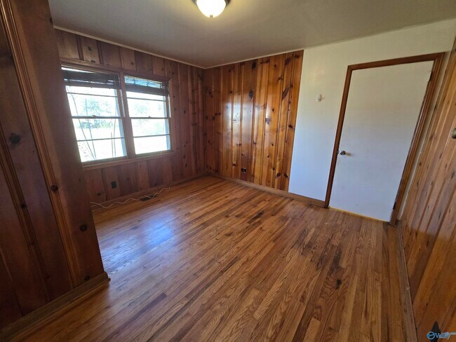 Building Photo - 2610 NW Oakwood Ave