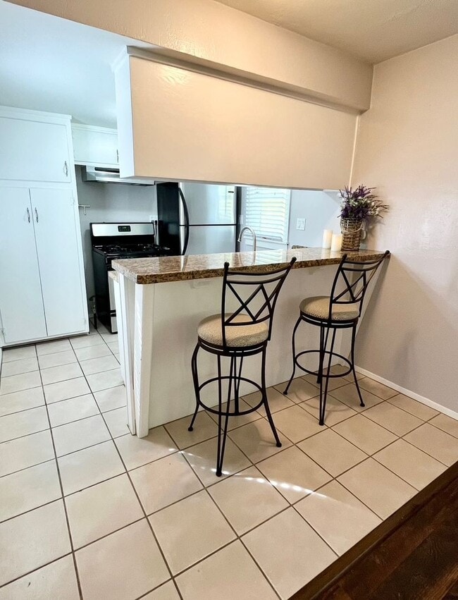 Building Photo - Quintessential Ventura 1 bed rear unit with LARGE, PRIVATE, BEAUTIFUL OUTDOOR LIVING AREA