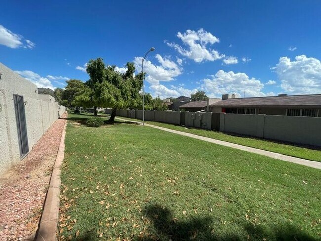 Building Photo - 913 E Beryl Ave