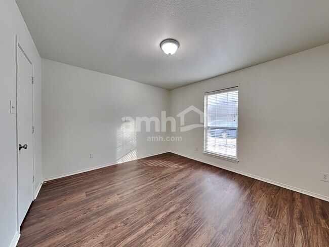 Building Photo - 512 Timber Dr