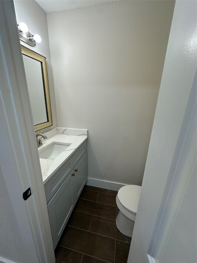 Building Photo - 5924 Honeysuckle Dr