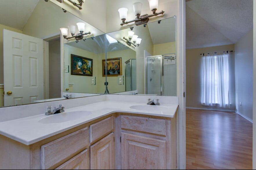 Building Photo - 807 Burr Oak Dr