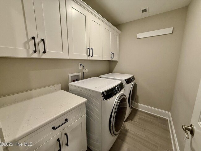 Building Photo - 204 Backspin Ln