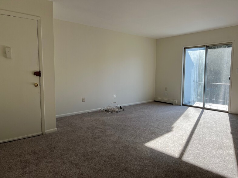 Living room - 6 Yew Ct