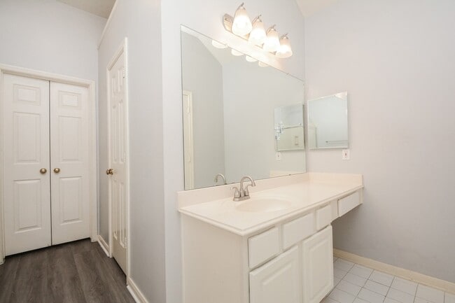 Building Photo - 918 Tennyson Dr