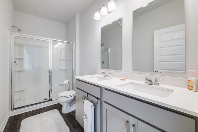 Building Photo - Luxury & Maintenance Free Living in Savann...