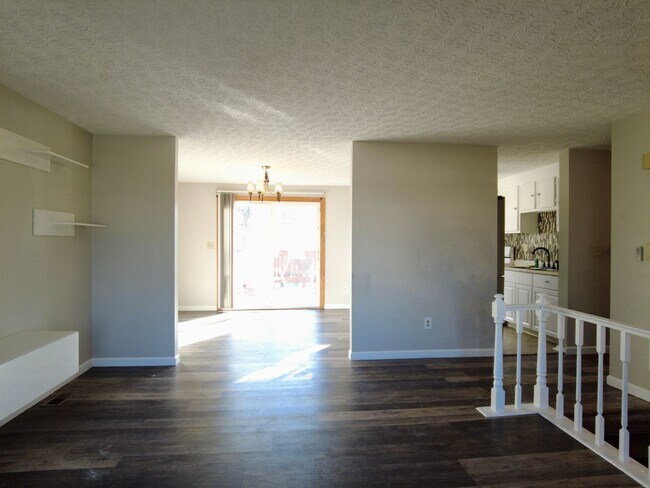 Building Photo - Spacious 3BR Bi-Level Home with 2-Car Garage in Reynoldsburg – $1,850/mo